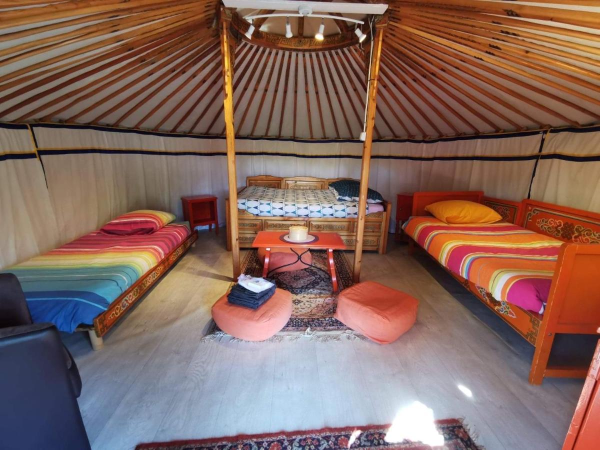 Aux Yourtes De La Fabrique Lodge